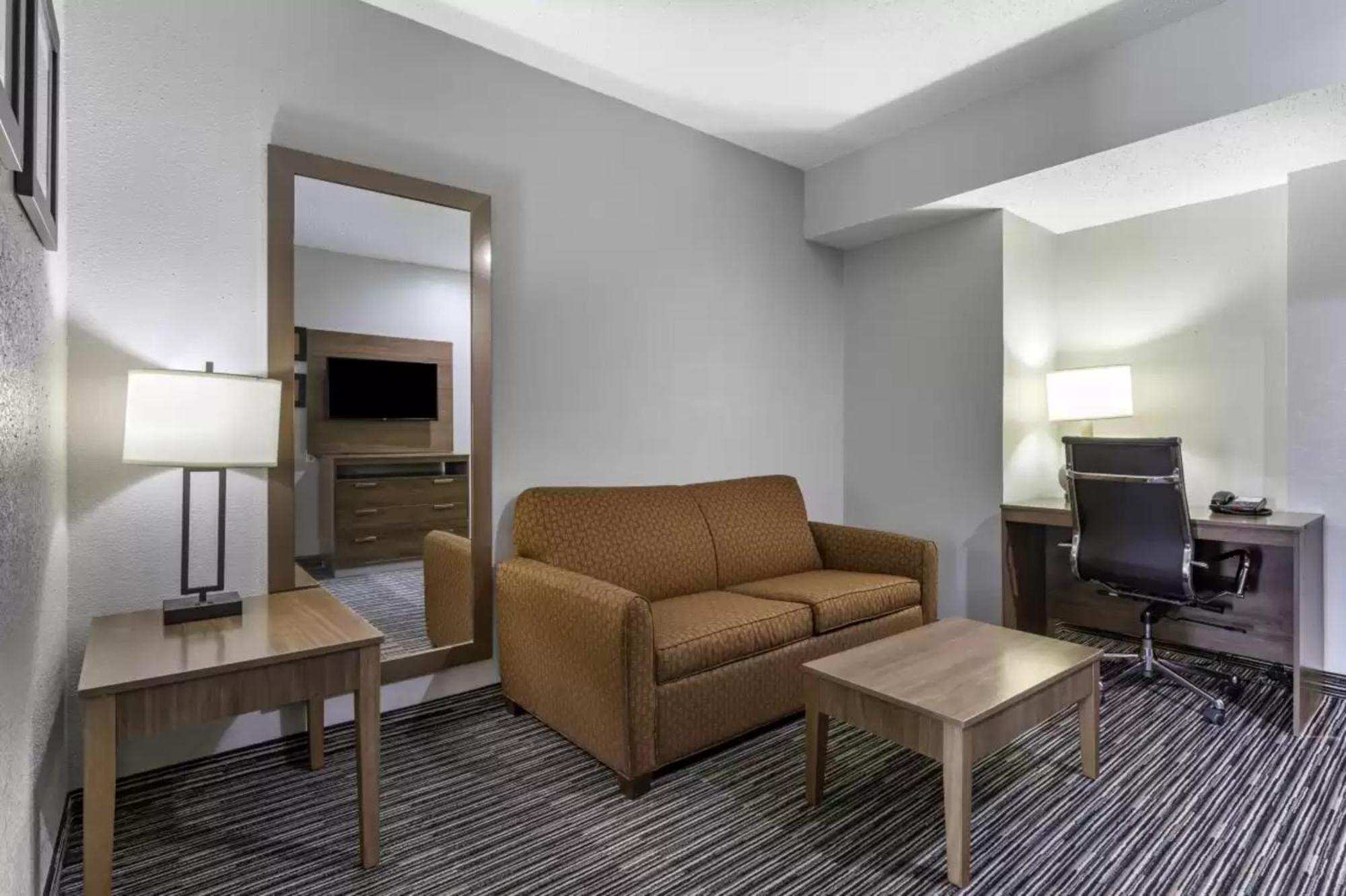 Quality Inn & Suites I-35 E-Walnut Hill Dallas Dış mekan fotoğraf