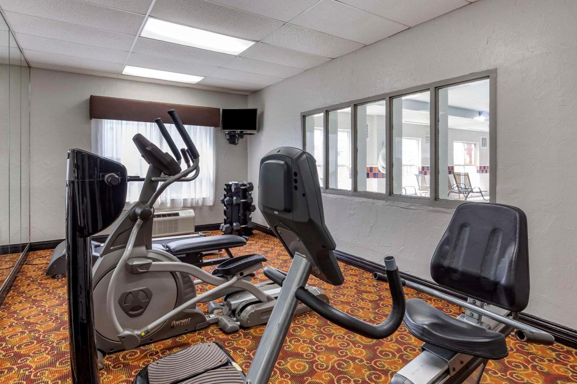 Quality Inn & Suites I-35 E-Walnut Hill Dallas Dış mekan fotoğraf
