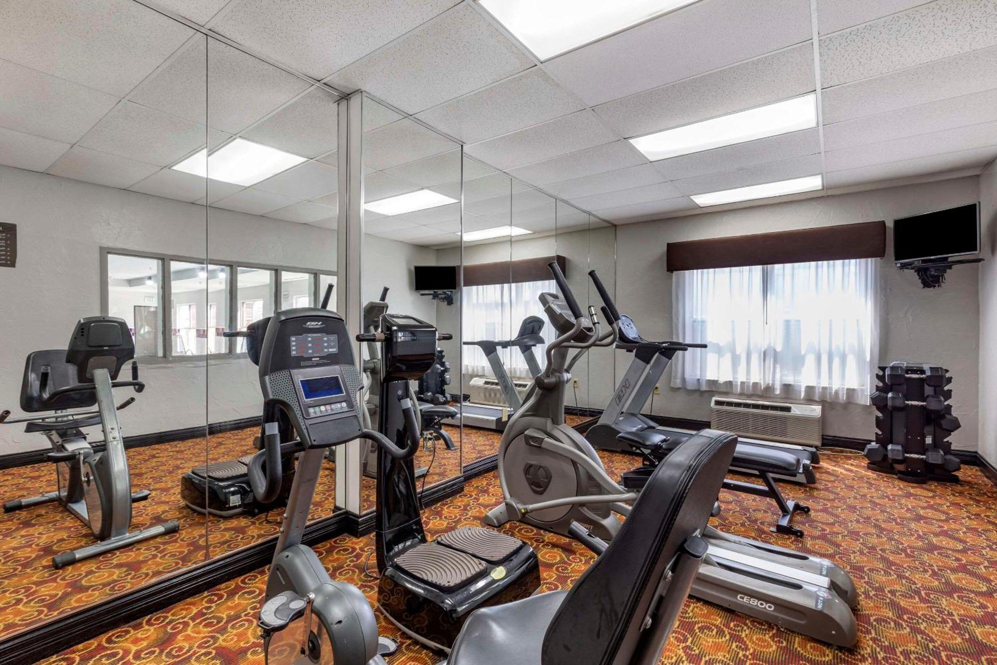 Quality Inn & Suites I-35 E-Walnut Hill Dallas Dış mekan fotoğraf