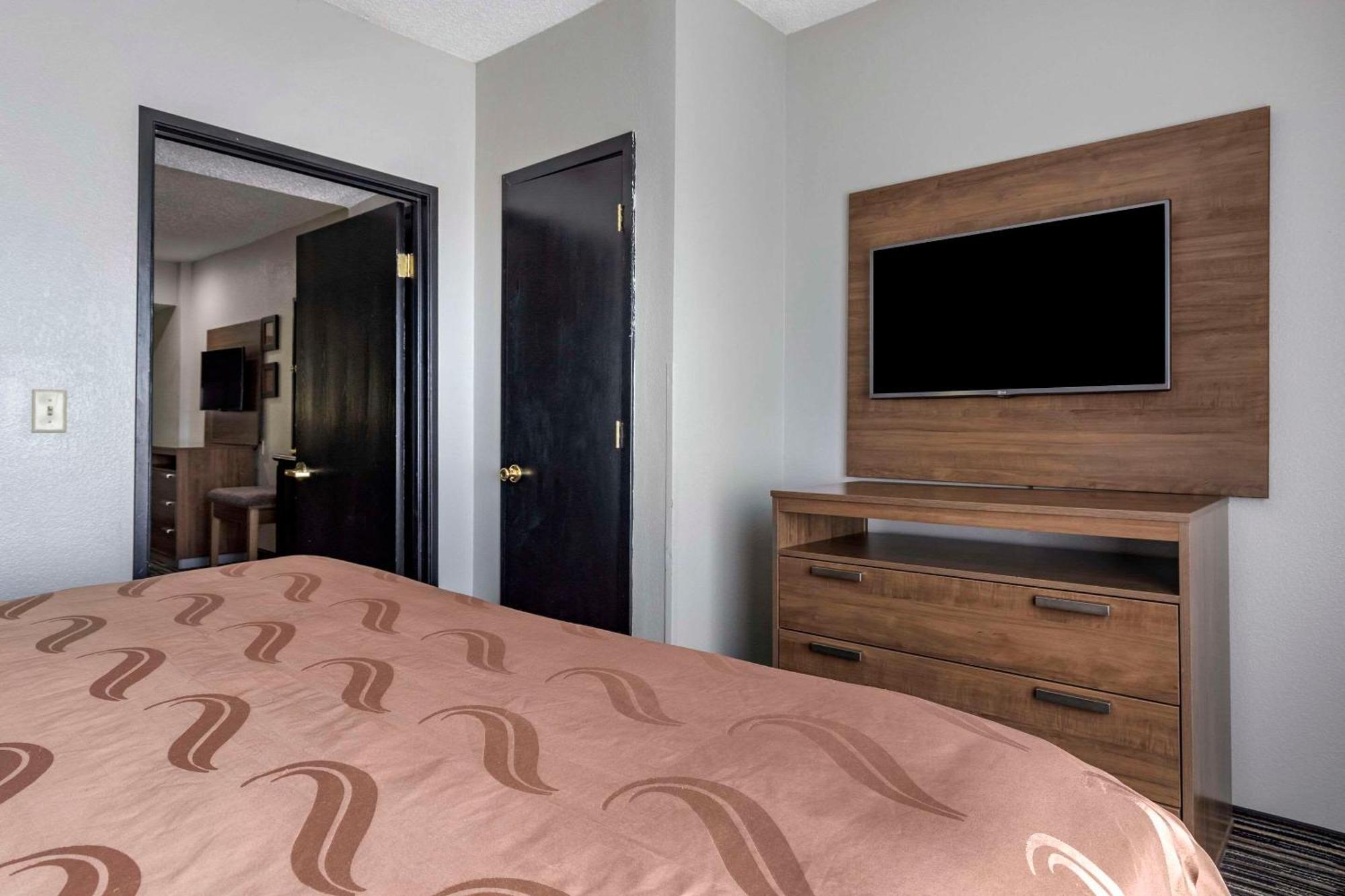 Quality Inn & Suites I-35 E-Walnut Hill Dallas Dış mekan fotoğraf