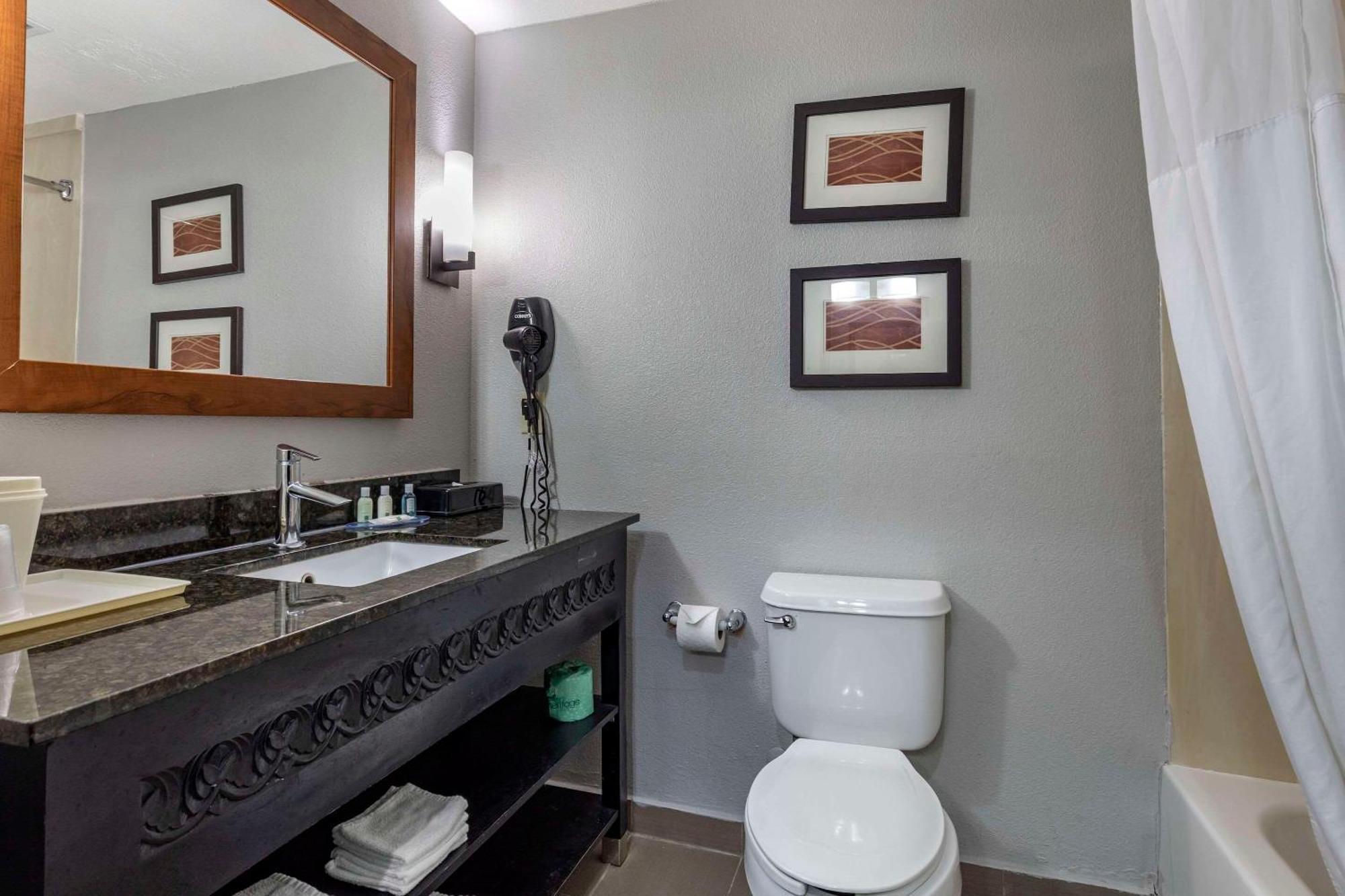 Quality Inn & Suites I-35 E-Walnut Hill Dallas Dış mekan fotoğraf